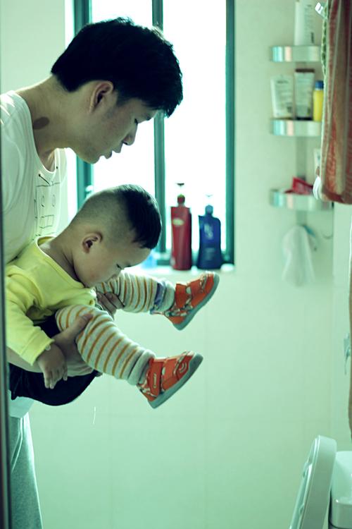 进入了夏季,许多家长选择帮孩子戒掉尿不湿,宝宝与家长每天都处在把尿