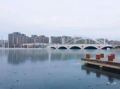 阳谷南湖结冰了厚厚的冰好多人把这里当成了滑冰场这位大哥快滑到湖