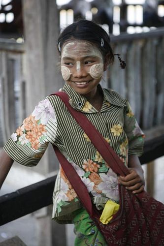 当时想:缅甸妇女人人都是一袭鲜艳的"特敏"(长到踝骨的长裙),上身则都