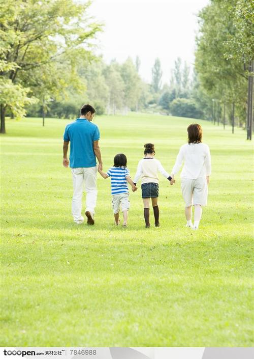 素材 一家-幸福的一家-在草地上手拉手散步的一家四口(jpg).