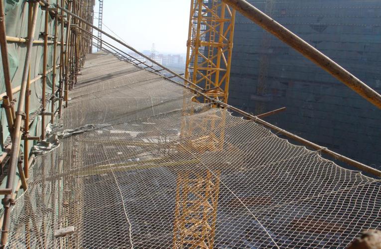 建筑/施工 设计及方案 第一外挑位置沿建筑边沿搭设双6m长的水平挑网