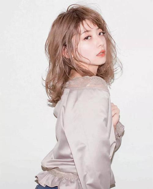 女生中发烫发