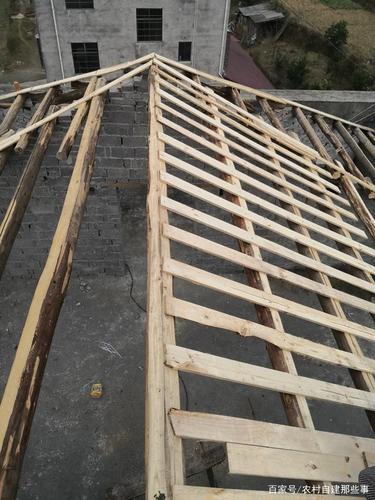 自建房平顶上直接盖砖木结构坡瓦顶怎么做?看似很复杂