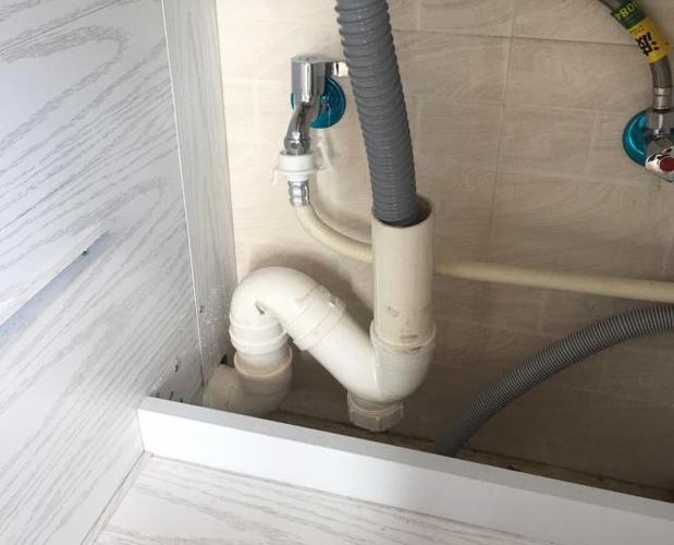 厨房下水太慢,拆开橱柜一看,大家都"懵"了!