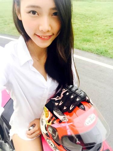 台湾机车妹热爱超短裙 骑行狂野私下却是白富美