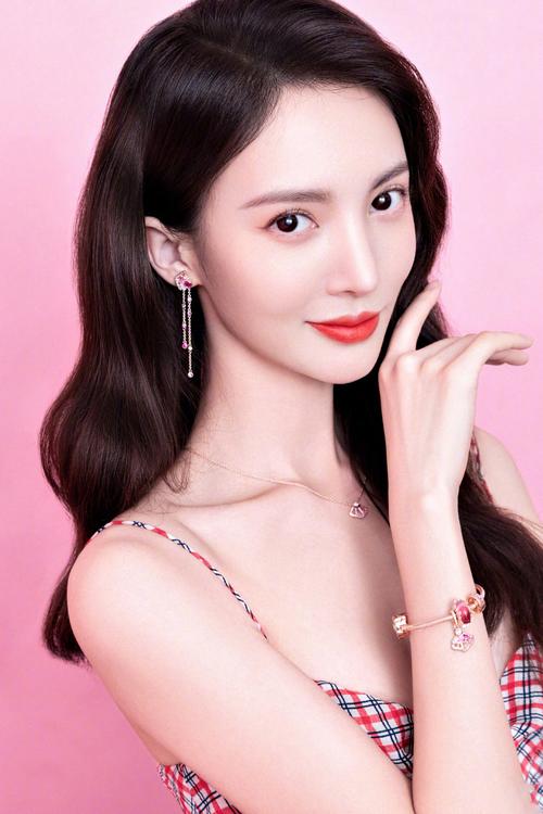 毕业于北京舞蹈学院民族舞专业,中国内地影视女演员,模特