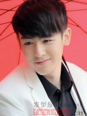 第一款是很受瓜子脸男生们喜欢的斜刘海短发发型,深棕色系的发色,白净