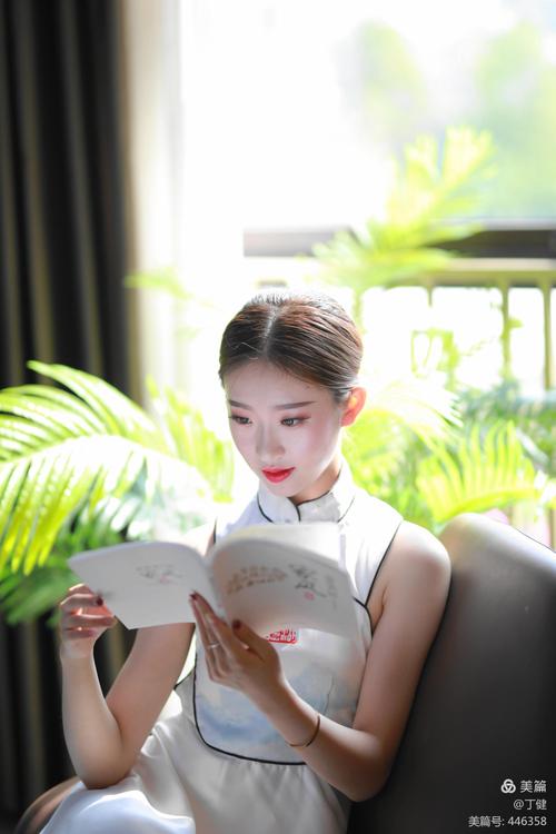 清新脱俗;一种是后天修饰的美,娇媚惊艳;但最美的是读书的女人,优雅中