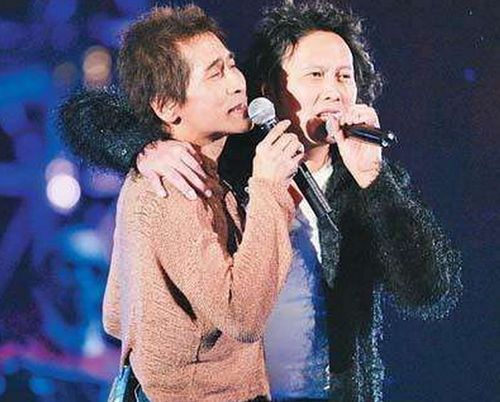 他受邀参加齐秦的音乐会,却意外摔落台下,成了他最后1个冬天