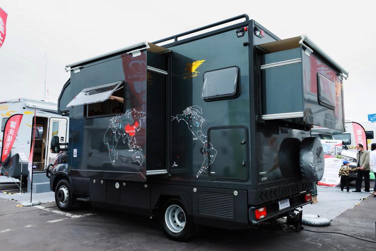 给大家介绍过一款,基于进口依维柯new daily底盘改装的越野风房车,该