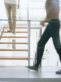 走路的女子和下楼梯的男子的下半身