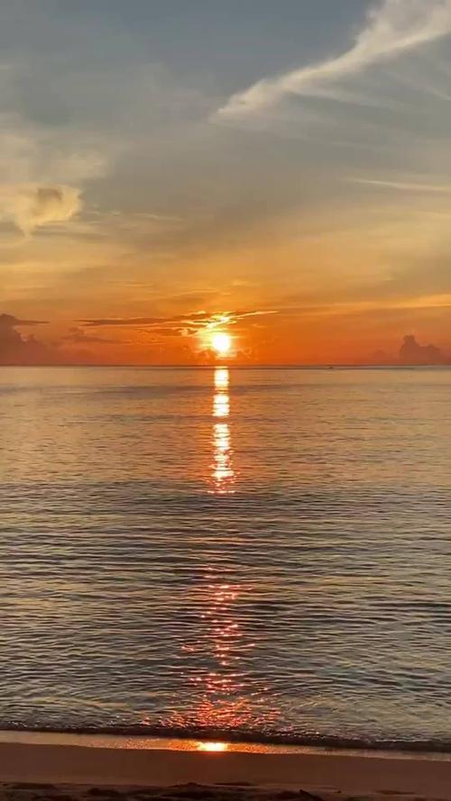 海滩上的早晨,听海的声音,观赏美丽的日出景色