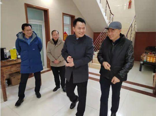 定远县长潘金钟大年初六走访看望异地回乡过春节的商会会长及家属