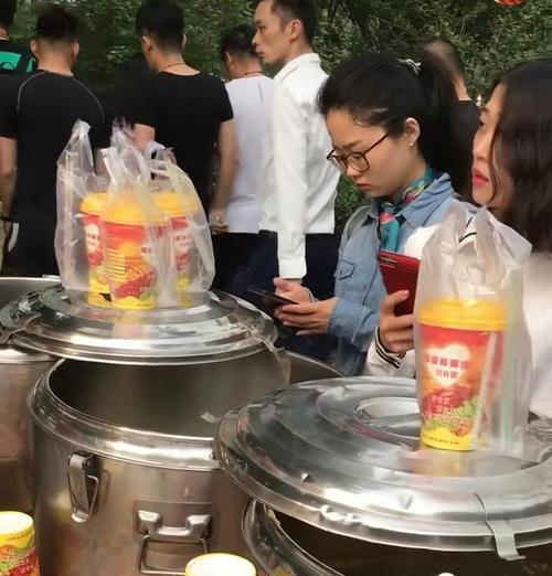 阿姨在北京摆摊卖早餐粥,一天能卖300杯!网友:北京能摆摊吗