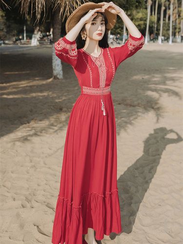 民族风连衣裙丽江旅游女装显瘦刺绣沙漠拍照衣服超仙连衣裙