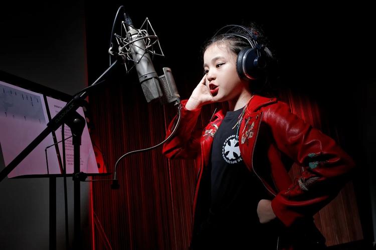 但是,如今小有成绩的小童星陈潼恩,一开始她的父母却并不支持她唱歌.