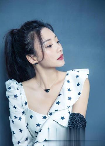 39岁柳岩为何没人追,看到她深蹲露出的东西,网友:原来