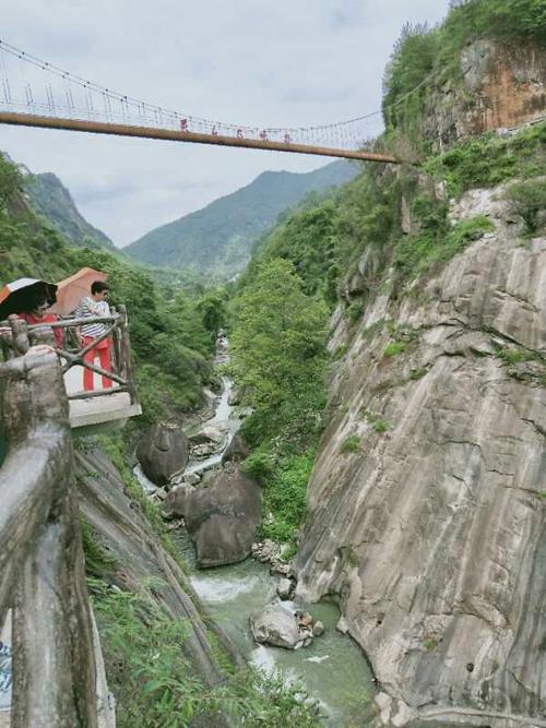 坐落在上饶县望仙乡,北邻灵山风景区,龙虎山,大茅山,南邻三清山,和