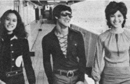 丁佩前夫向华强当爷爷了-再婚家庭介绍