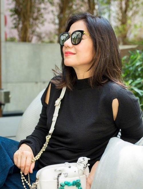 58岁钟楚红近照曝光,看了她嫁的老公,终於明白她为什麼9年一直在守寡