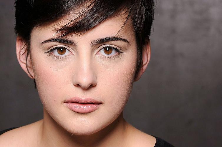 杰奎琳·托博尼(jacqueline toboni),1992年出生于美国旧金山.