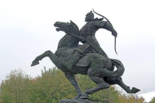 胡服骑射是邯郸城市标志性雕塑.