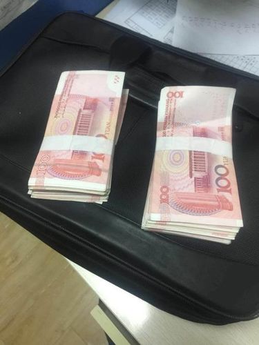 手拿两万现金实拍图片
