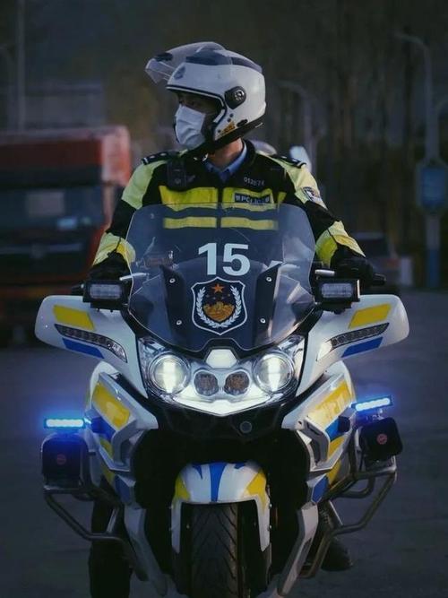 愿望完成!援鄂医疗队的小姐姐坐上交警铁骑,还收到特别的礼物