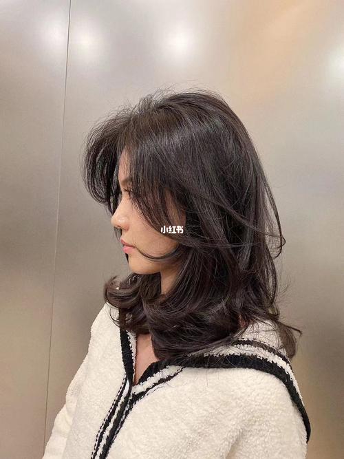 2021年最流行女士中发发型推荐女士齐肩发 给大家推荐