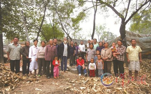 河南省淅川县滔河乡老人仓村又名文家窑,搬迁前夕,文姓族人在祖祖辈