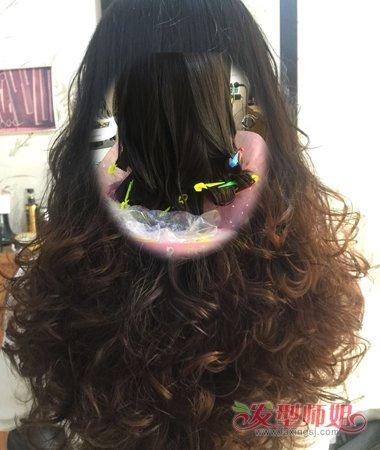 女生浪漫大卷烫发尾发型