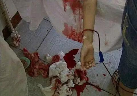 但继母陈彩霞却否认此事,并且当众跪在地上恳求真相.