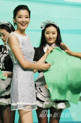 田甜与主持人等人   新浪娱乐讯 日前,陕西卫视名牌栏目主持人,美女