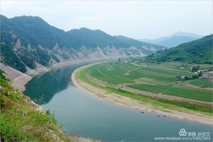 浑江在宽甸县下露河乡流域形成一个近180度的大转弯,被称为"