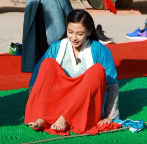 杨颖"光脚"坐在地上,镜头放大看到她的脚指头,网友忍不住笑喷!