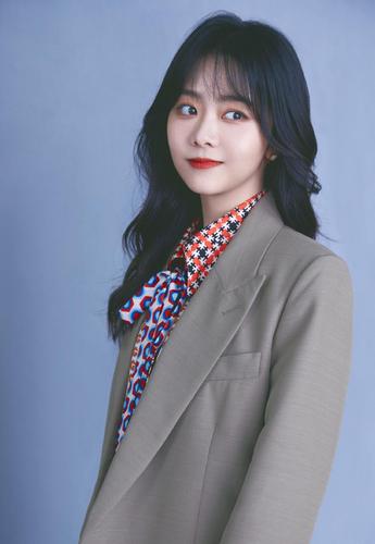 原创谭松韵剪掉10年长发,变波波头搭配条纹衬衫裙,甜美又高级