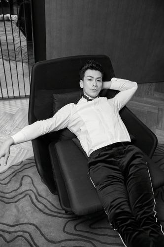 全能演员戴向宇简约白衬衫从容演绎型男魅力