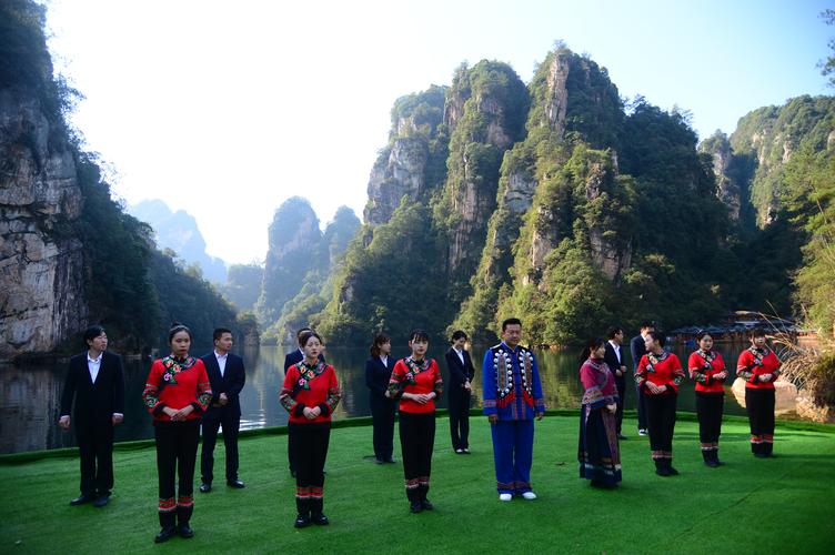 原创张家界宝峰湖景区:唱支山歌给党听(组图)