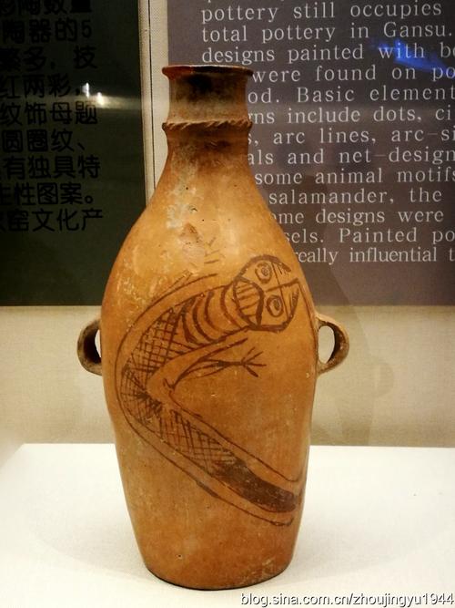 ">1 鲵鱼纹彩陶瓶,仰韵文化中期,距今5500多年.