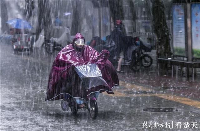 看滂沱大雨下的江城街头