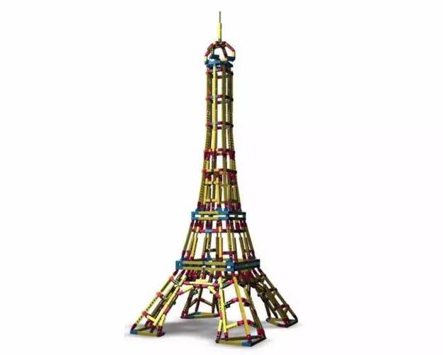 埃菲尔铁塔的底座已经搭建完毕,参赛小朋友需要团队配合完成搭建"