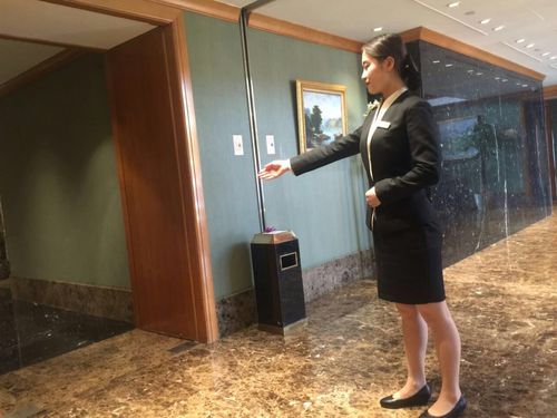 其它 以客为主,规范服务 写美篇 站姿:女士要求:两手壶口在肚脐前