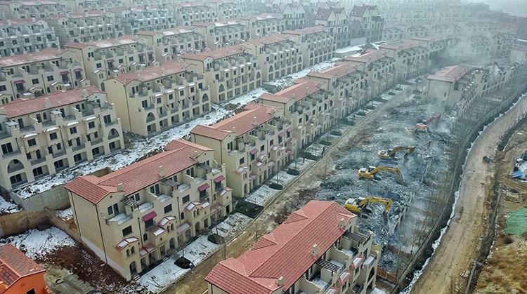 石家庄拆"削山造地"违建别墅 9台挖掘机同施工