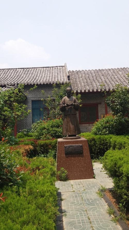 进入戴庄医院,就一直寻找教堂的影子,顺着