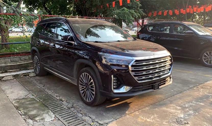 从实车来看,捷途x90子龙版的前脸与捷途x90 plus较为相似,其进气格栅