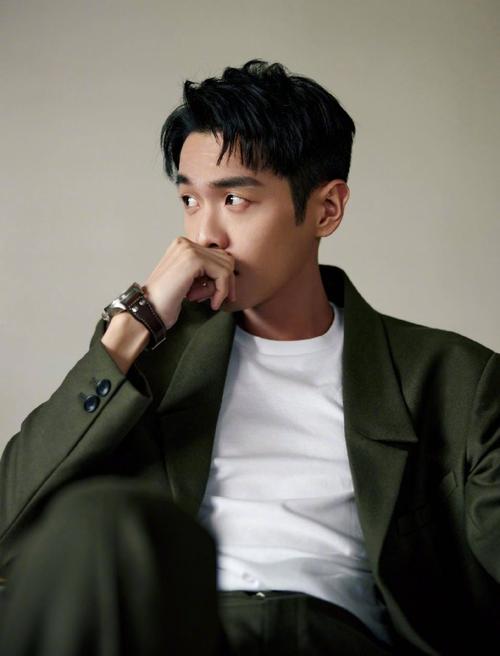 张若昀慵懒感大片# 张若昀最新时尚杂志大片释出 图片中表达的慵懒感