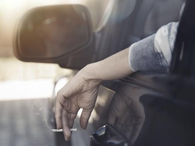 谈谈男人开车吸烟那些事丢烟头需谨慎