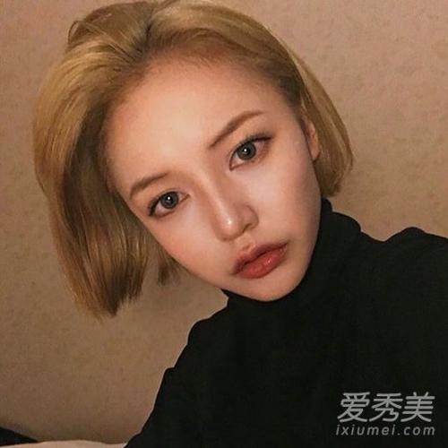 短发梨花头发型,发尾剪短之后烫个小梨花卷看着更自然,搭配巧克力发色