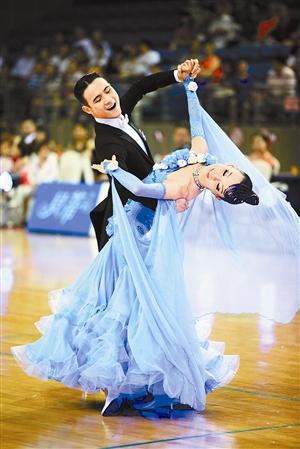 体育运动项目之一.是以男女为伴的一种步行式双人舞的竞赛项目.