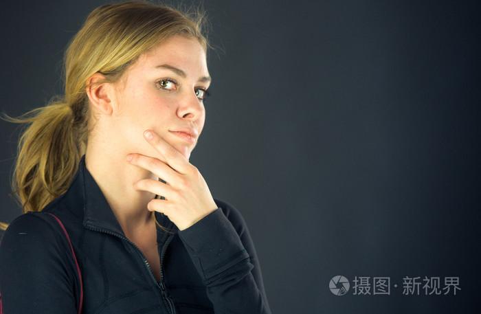女人用手托住下巴思考